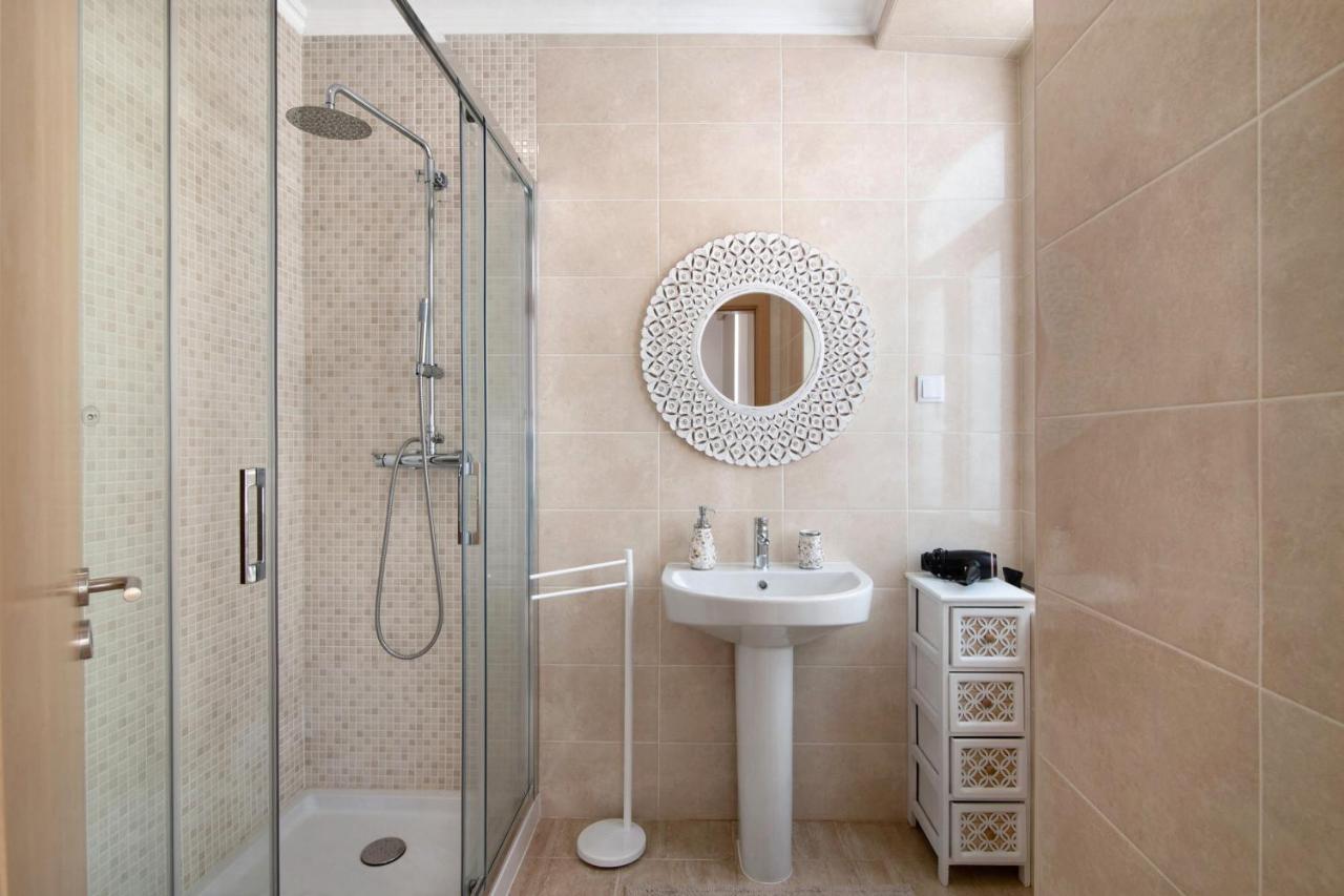 Traditional 3 Bedroom Apartment アルテ エクステリア 写真